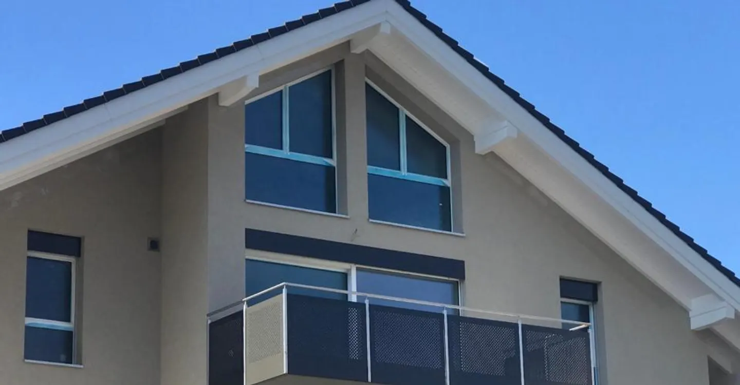 Top floor, space & light for this 4 1-2 rooms! - Photo 1 of 7