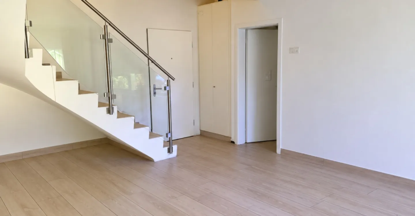 Top floor, space & light for this 4 1-2 rooms! - Photo 3 of 7