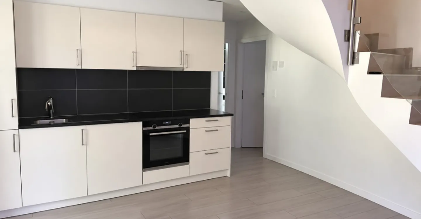 Top floor, space & light for this 4 1-2 rooms! - Photo 4 of 7