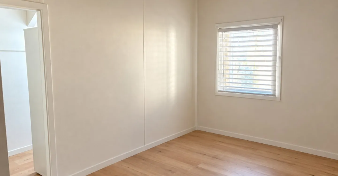 Top floor, space & light for this 4 1-2 rooms! - Photo 6 of 7
