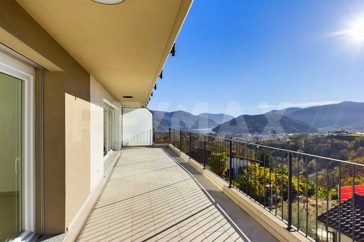 NEGGIO (NEI PRESSI DI VERNATE): Appartamento attico luminoso e moderno con vista fantastica e terrazza sul tetto - Foto 1 di 12