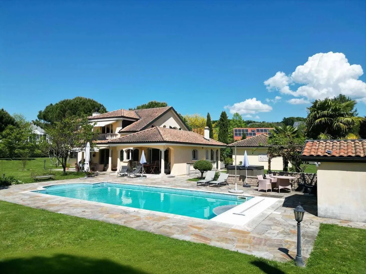 Villa 7.5 Zimmer - Foto 1 von 13