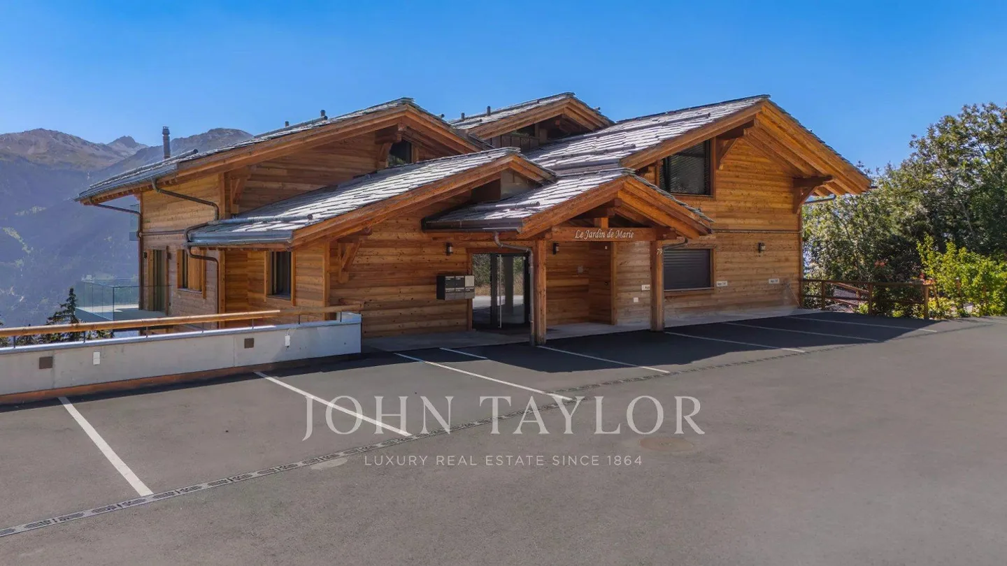 Alpine Elegance in the Heart of Crans-Montana - 3.5 Room Apartment - Photo 1 of 8