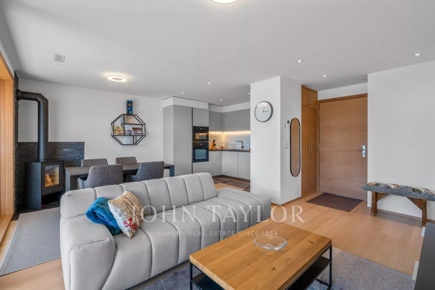 Alpine Elegance in the Heart of Crans-Montana - 3.5 Room Apartment - Photo 2 of 8