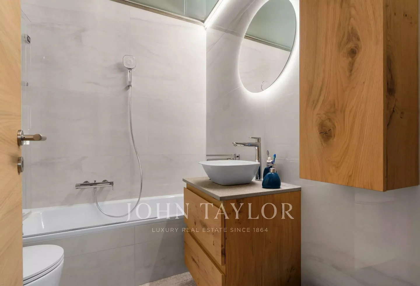 Alpine Elegance in the Heart of Crans-Montana - 3.5 Room Apartment - Photo 7 of 8