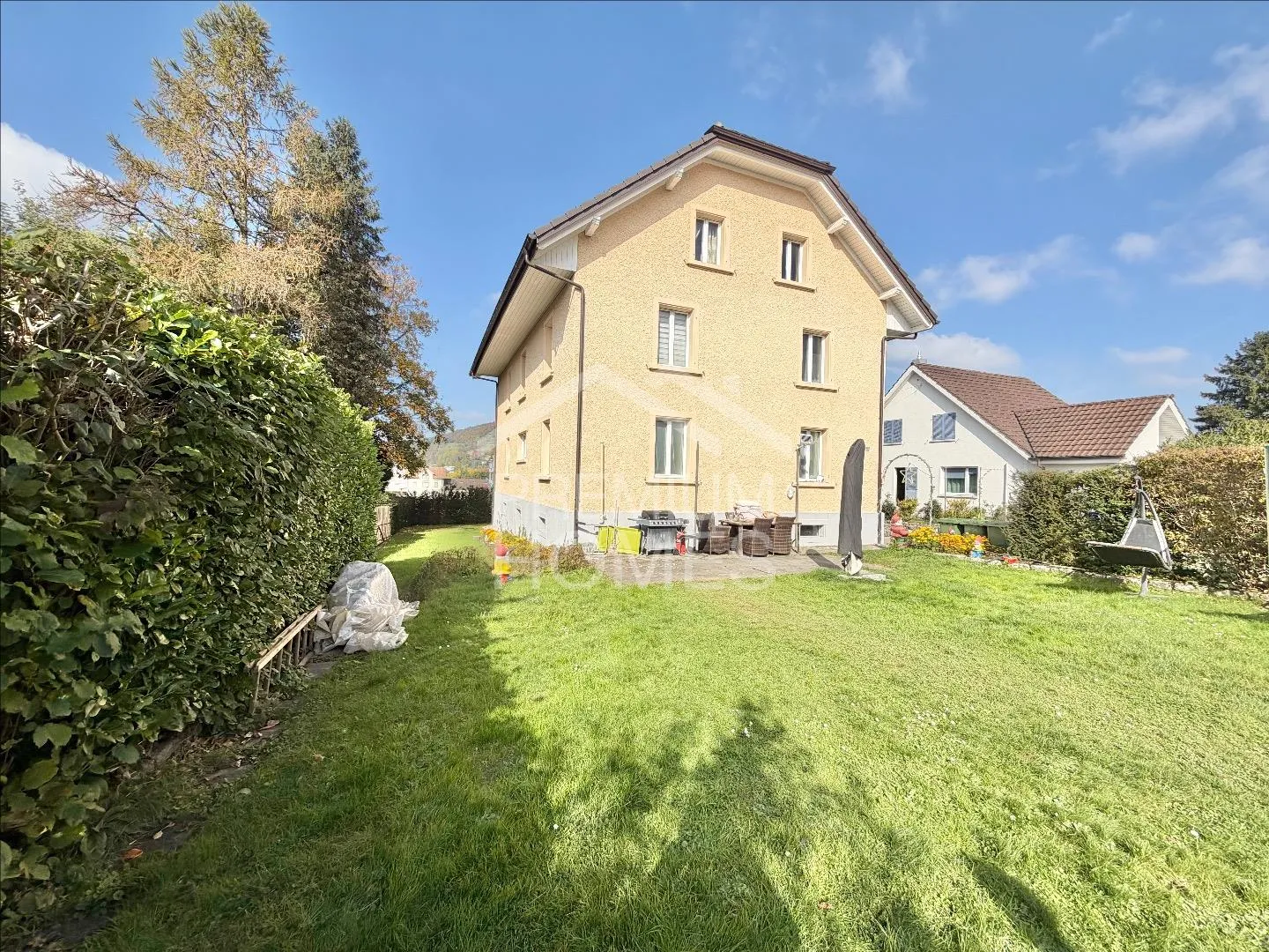 Charmante maison multifamiliale avec potentiel de développement - Photo 2 sur 3