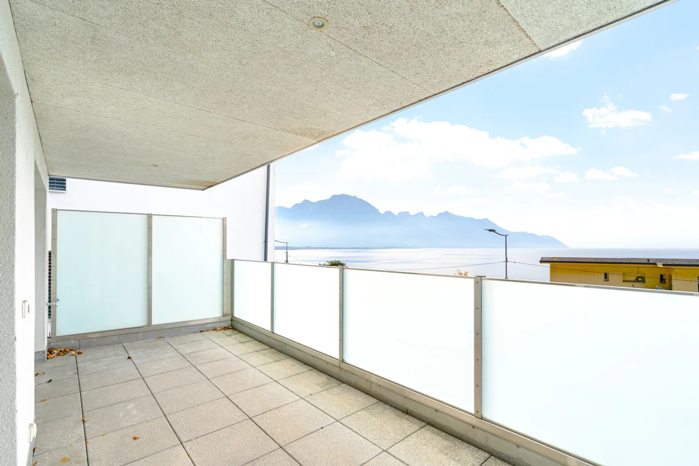 Duplex mit zeitgenössischer Architektur, erfüllt von Licht mit atemberaubendem Blick auf den See! - Foto 3 von 10
