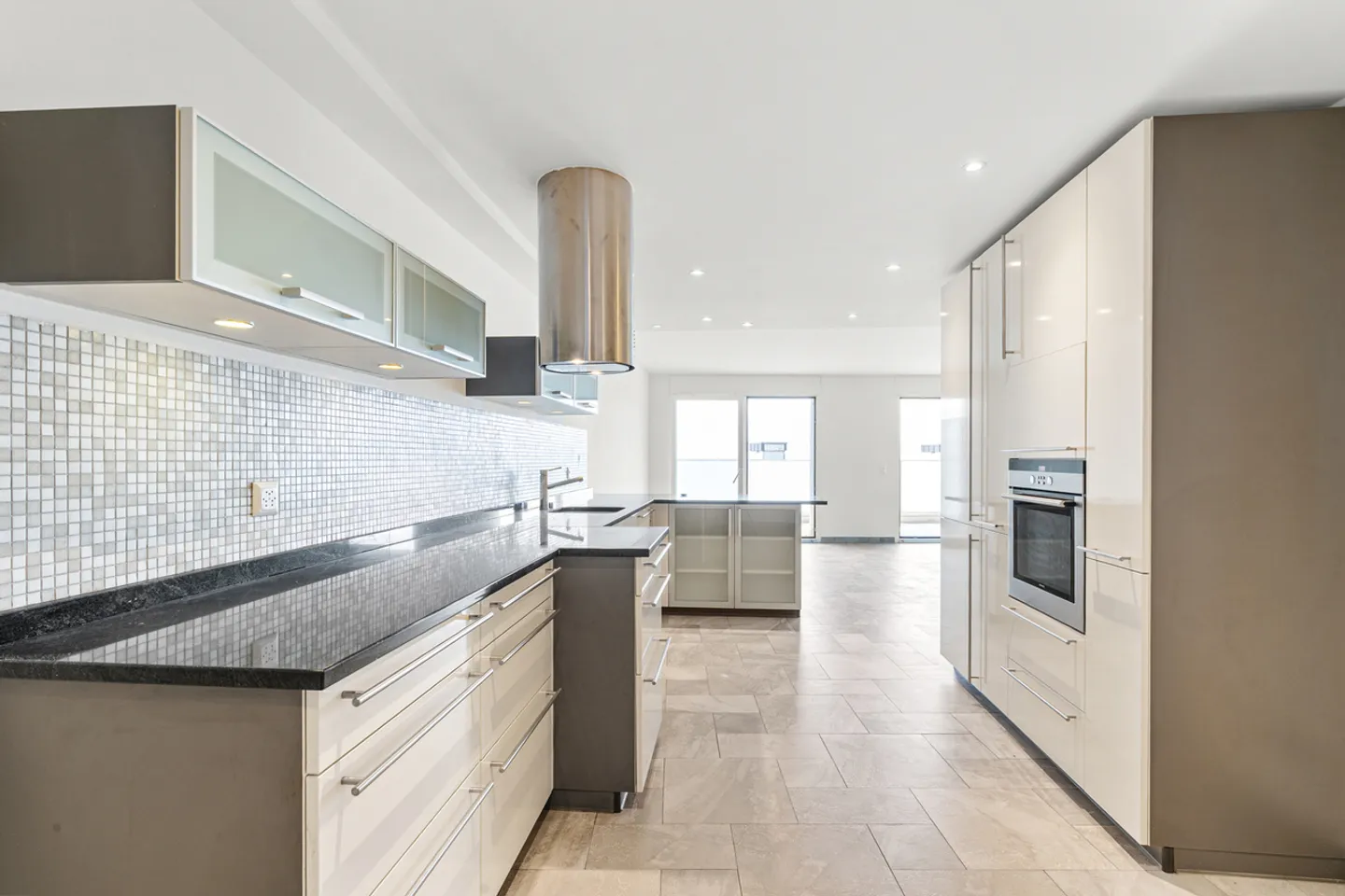 Duplex mit zeitgenössischer Architektur, erfüllt von Licht mit atemberaubendem Blick auf den See! - Foto 4 von 10