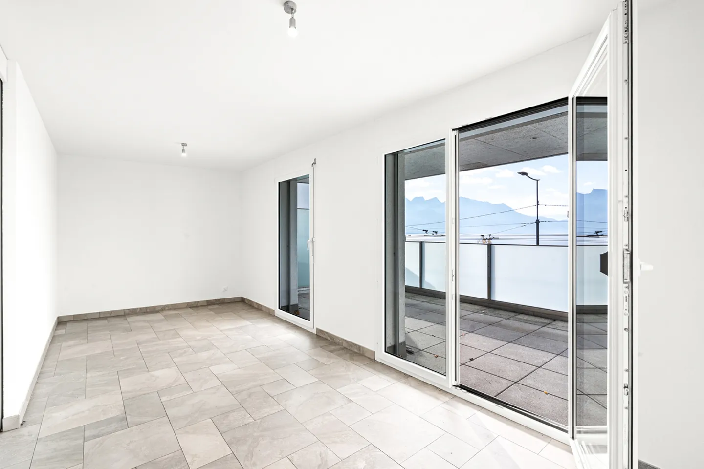 Duplex mit zeitgenössischer Architektur, erfüllt von Licht mit atemberaubendem Blick auf den See! - Foto 7 von 10