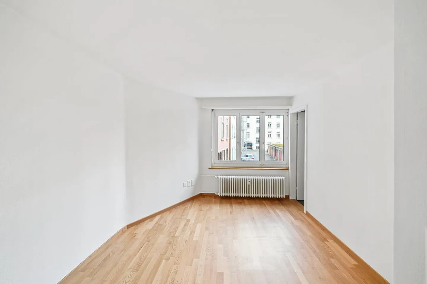 Appartement simple dans un emplacement central - Photo 2 sur 7