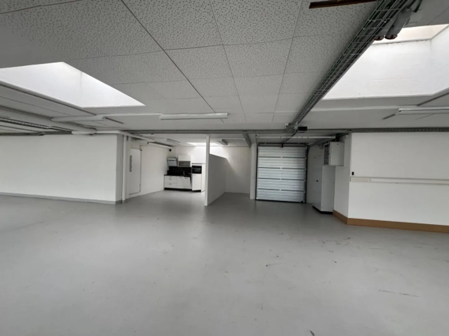 Modern Commercial Space in Münsingen (550m2) - Photo 11 of 13