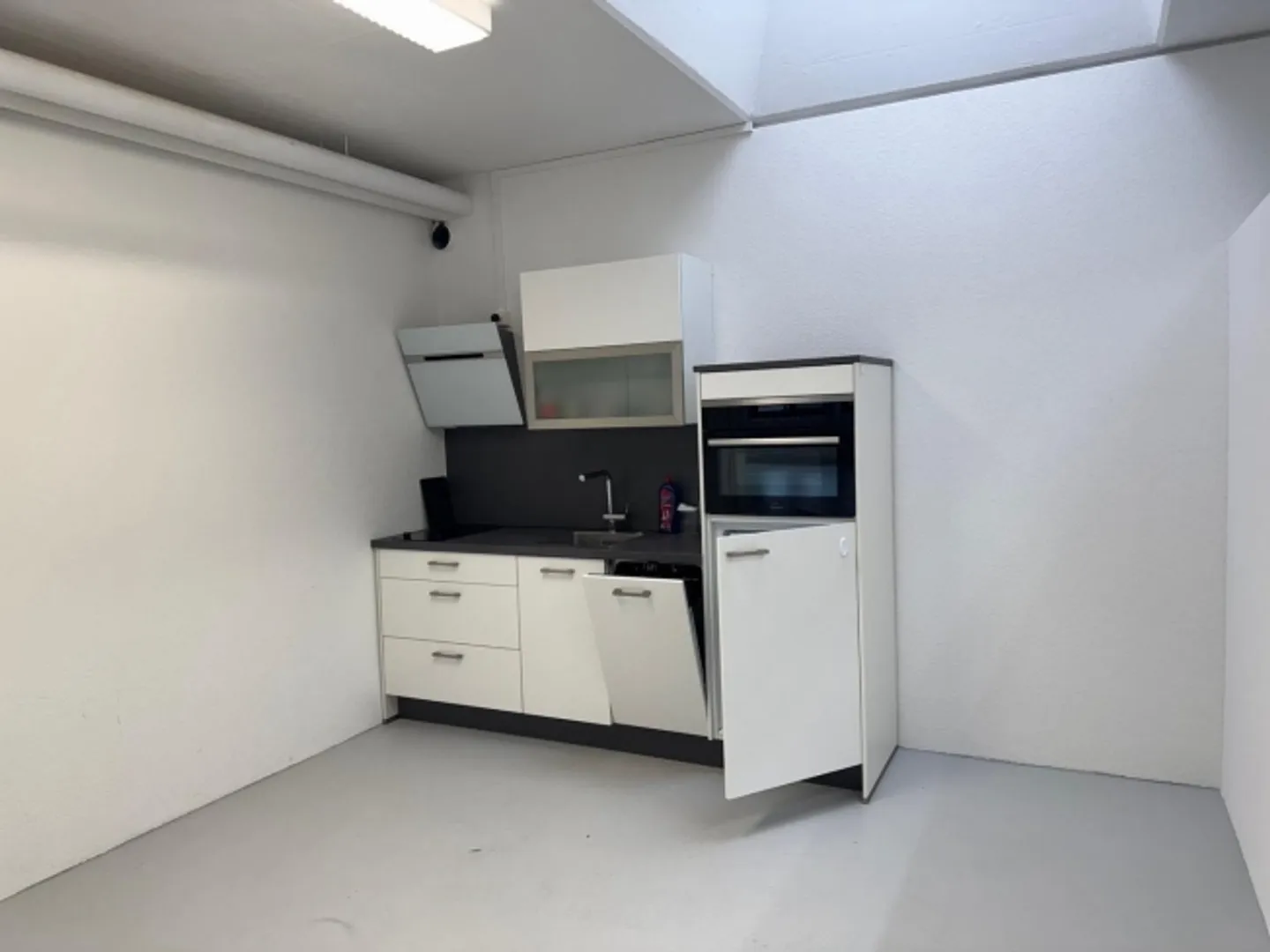 Modern Commercial Space in Münsingen (550m2) - Photo 13 of 13