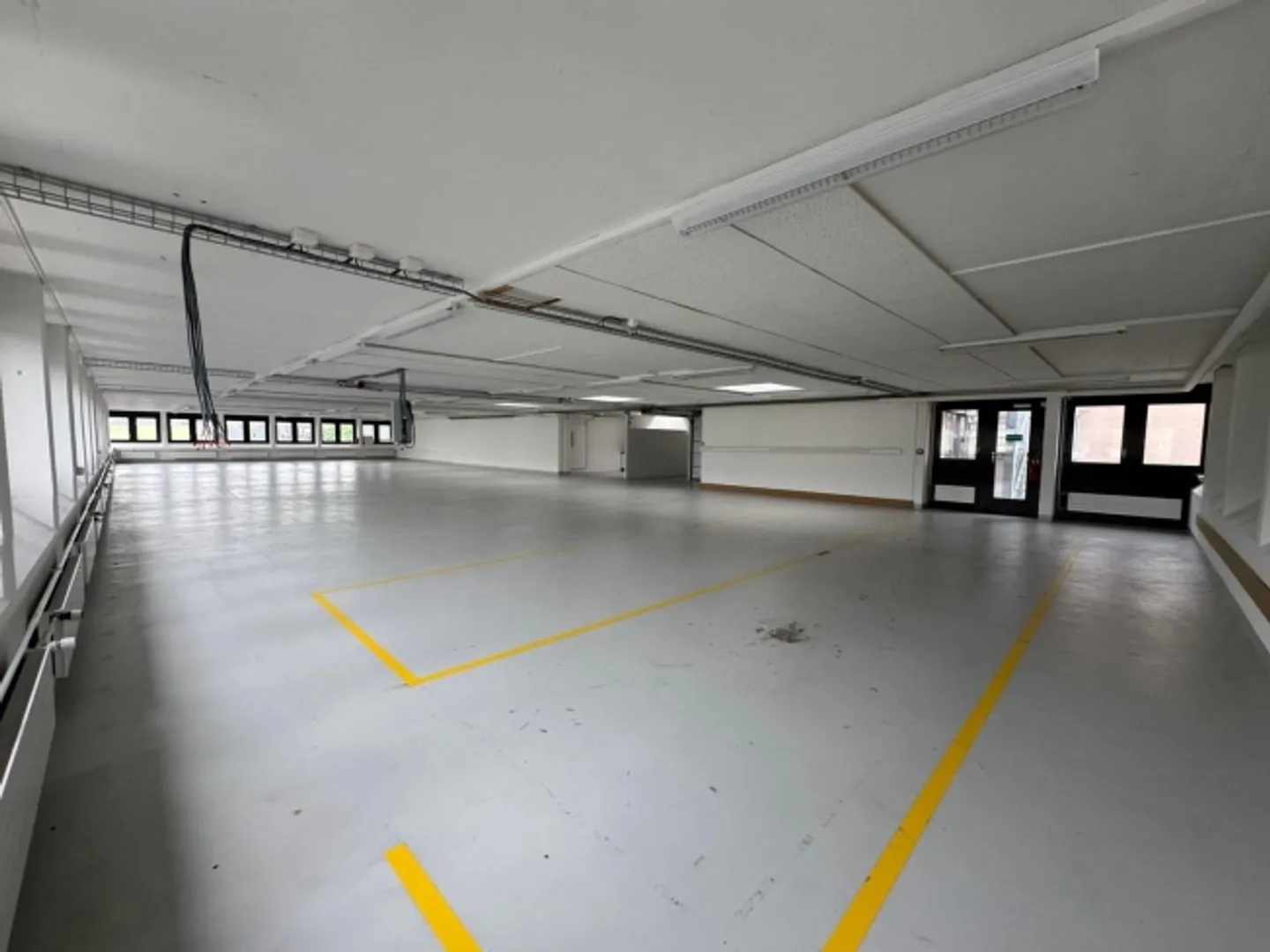 Modern Commercial Space in Münsingen (550m2) - Photo 3 of 13