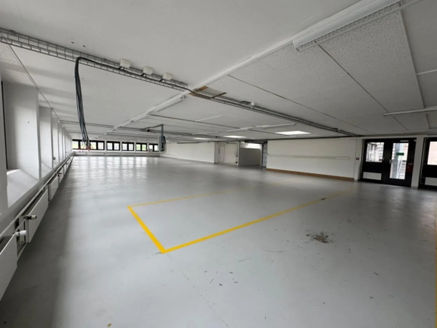 Modern Commercial Space in Münsingen (550m2) - Photo 4 of 13