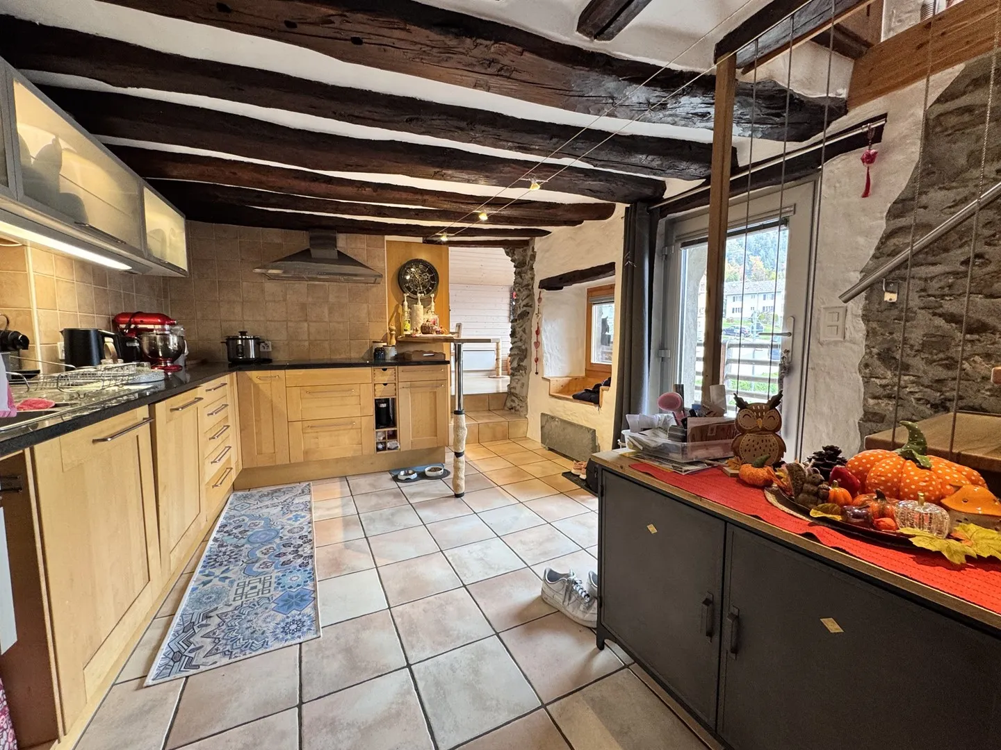 Charming Renovated Townhouse - Photo 4 of 18