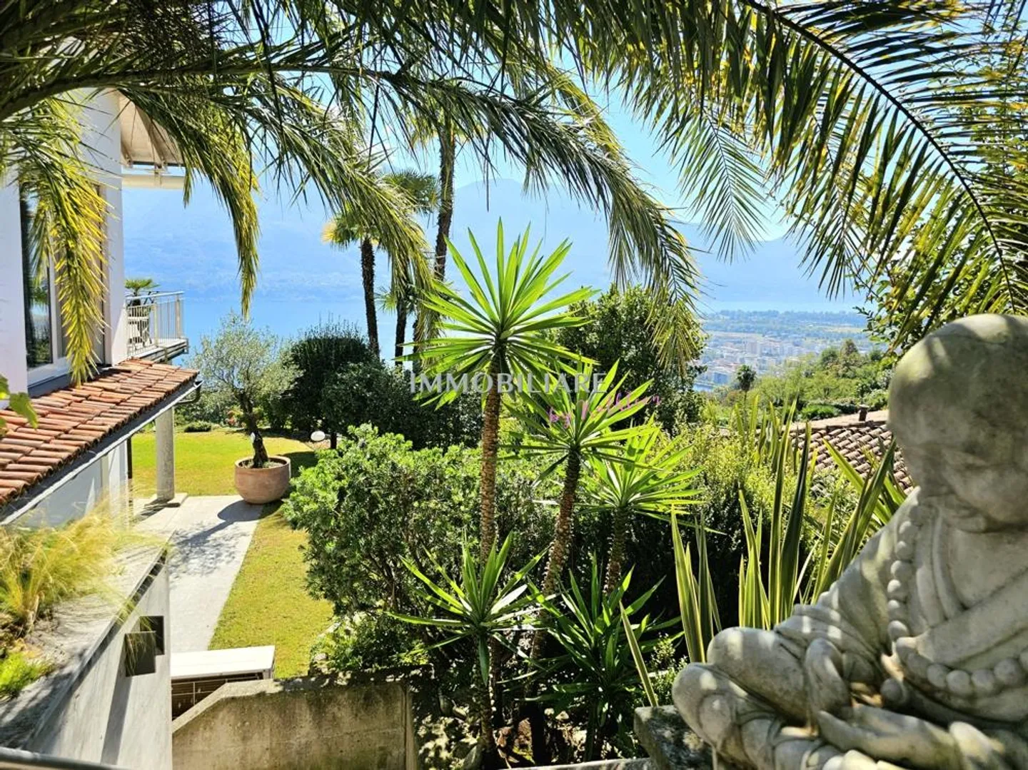 Modern villa with wonderful lake view, pool and sustainable technology - Photo 16 of 18