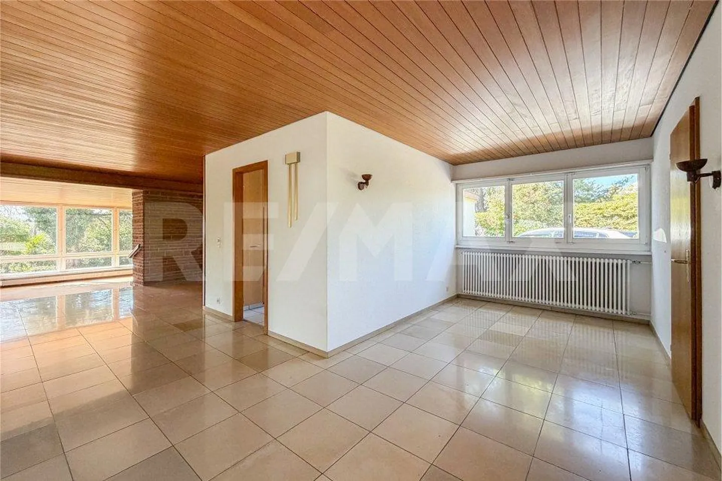 A Home with a View: Bungalow with an Apartment for Sale in Möhlin - Photo 4 of 13
