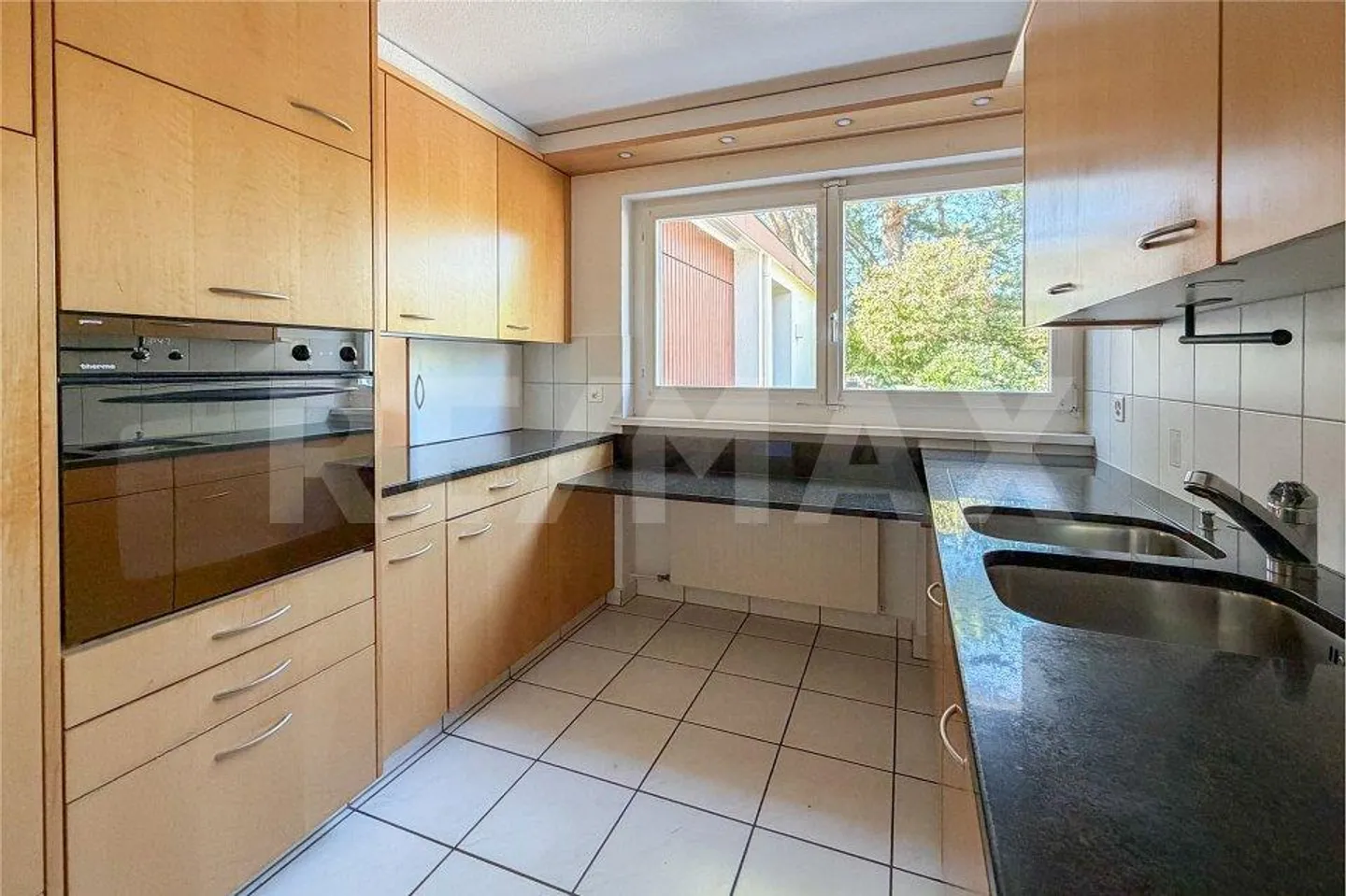 A Home with a View: Bungalow with an Apartment for Sale in Möhlin - Photo 5 of 13