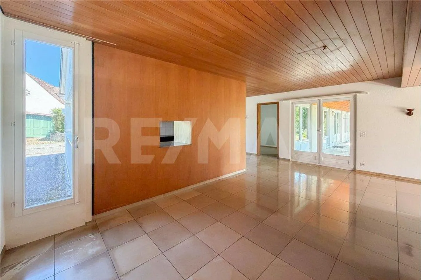 A Home with a View: Bungalow with an Apartment for Sale in Möhlin - Photo 6 of 13