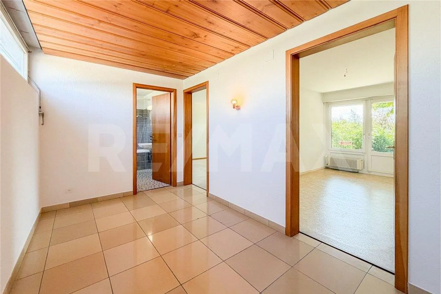 A Home with a View: Bungalow with an Apartment for Sale in Möhlin - Photo 8 of 13