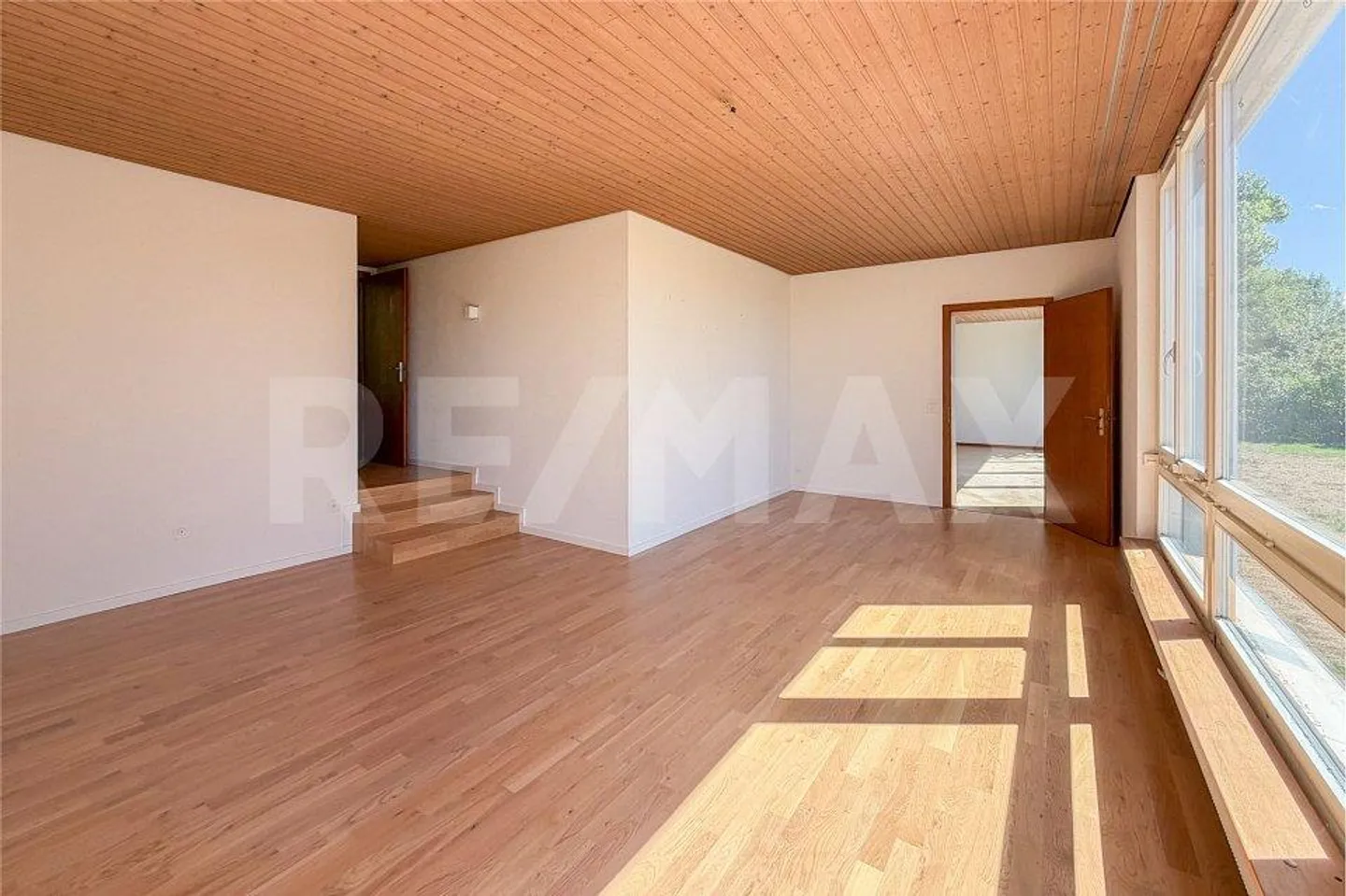 A Home with a View: Bungalow with an Apartment for Sale in Möhlin - Photo 13 of 13