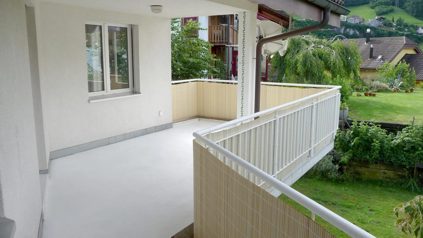 Casa bifamiliare di 5½ stanze con vista mozzafiato sulle montagne a Morschach - Foto 3 di 24