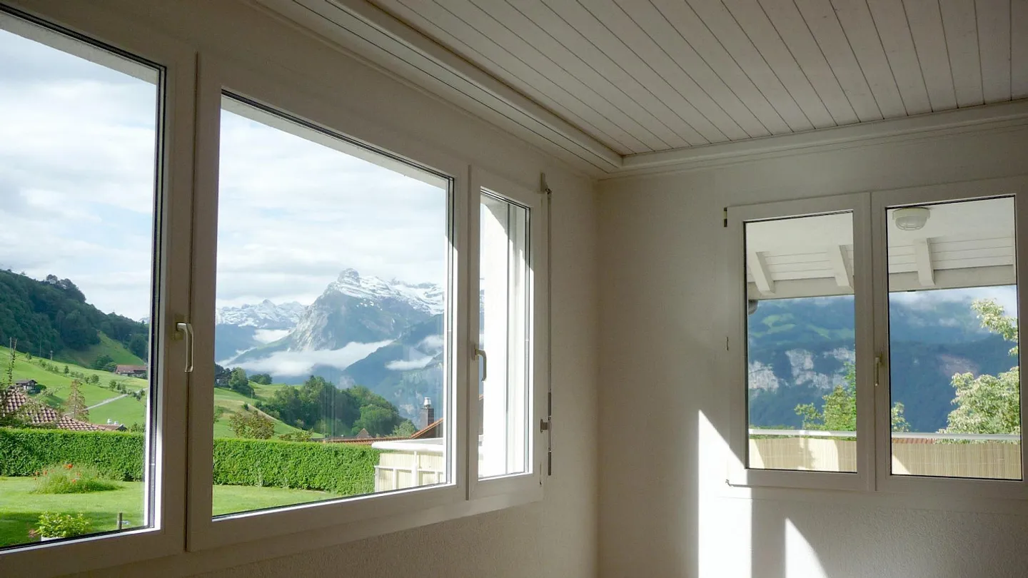 Casa bifamiliare di 5½ stanze con vista mozzafiato sulle montagne a Morschach - Foto 4 di 24