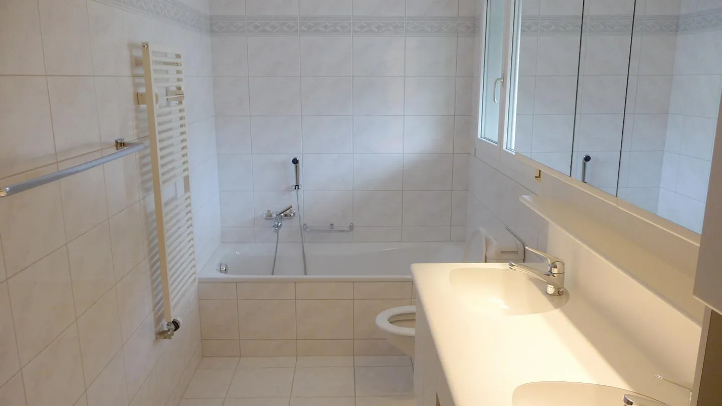 Casa bifamiliare di 5½ stanze con vista mozzafiato sulle montagne a Morschach - Foto 8 di 24