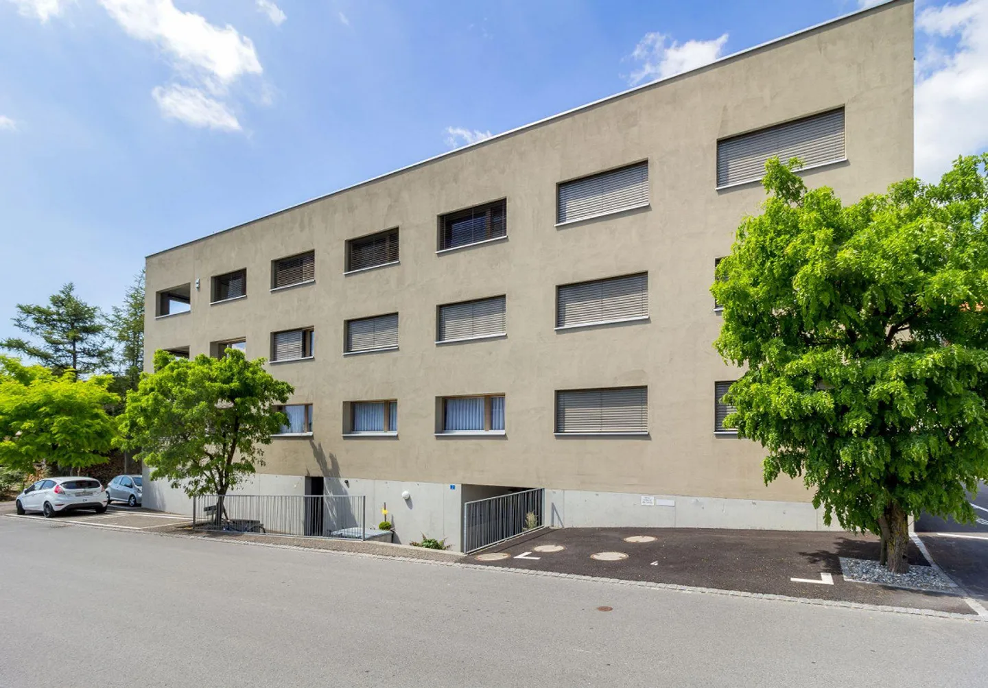 Appartement moderne de 3,5 pièces au rez-de-chaussée surélevé - Photo 1 sur 8