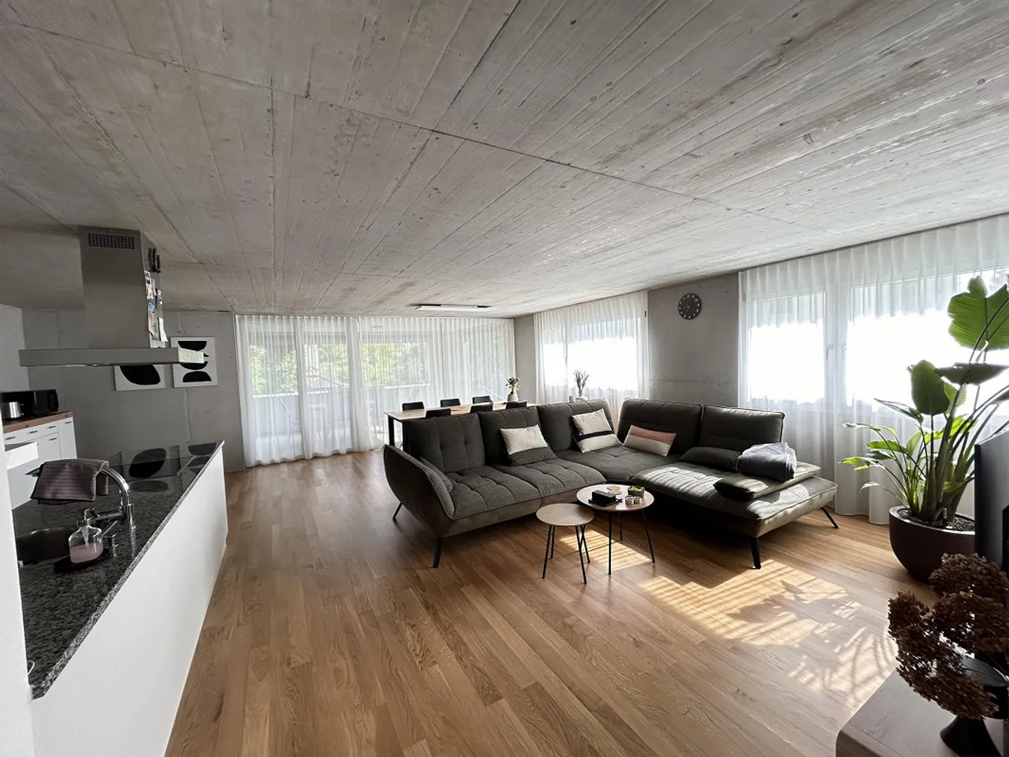 Appartement moderne de 3,5 pièces au rez-de-chaussée surélevé - Photo 2 sur 8