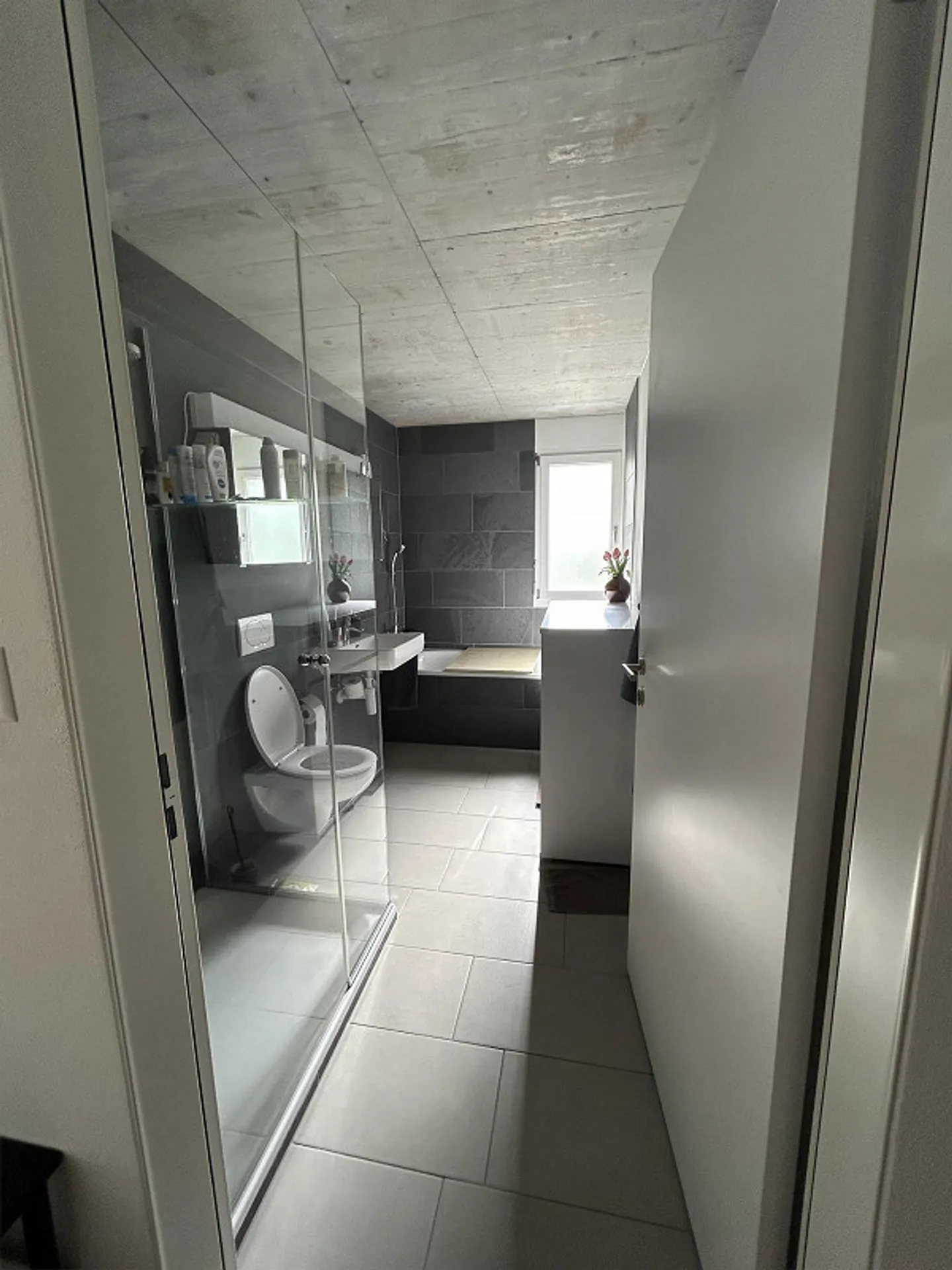 Appartement moderne de 3,5 pièces au rez-de-chaussée surélevé - Photo 7 sur 8