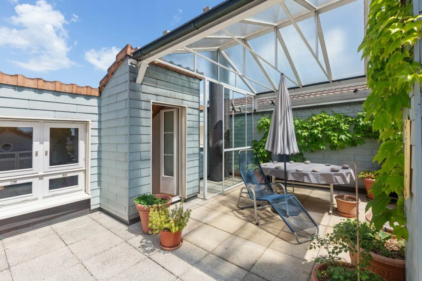 Cozy Row House with Garden and Rooftop Terrace - Photo 3 of 13