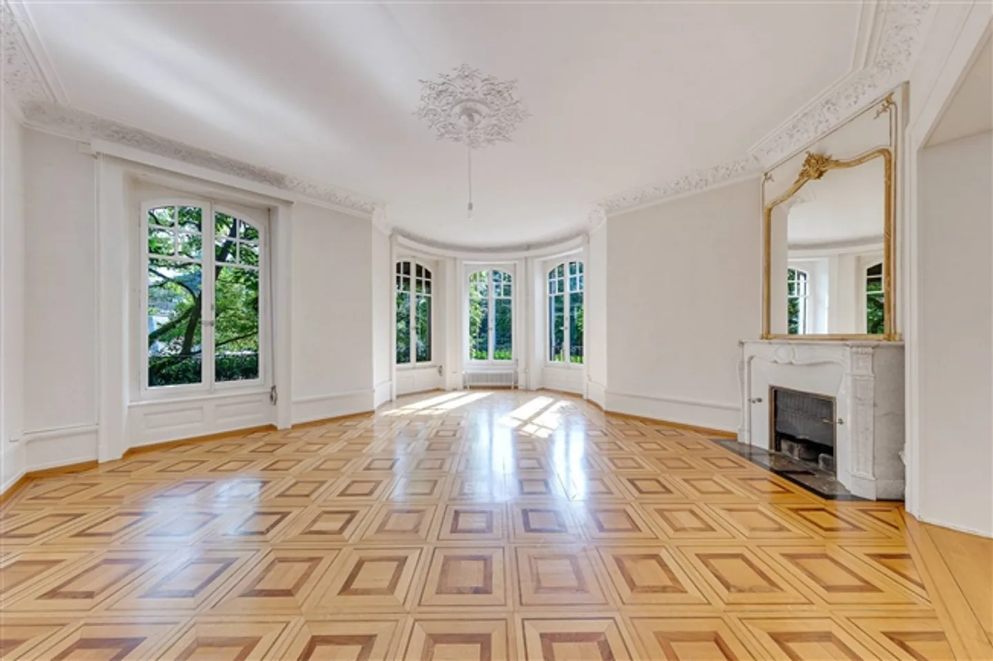 In the Heart of the City Beautiful 5.5 Room Apartment in Hausmann Style with Garden - Photo 1 of 9