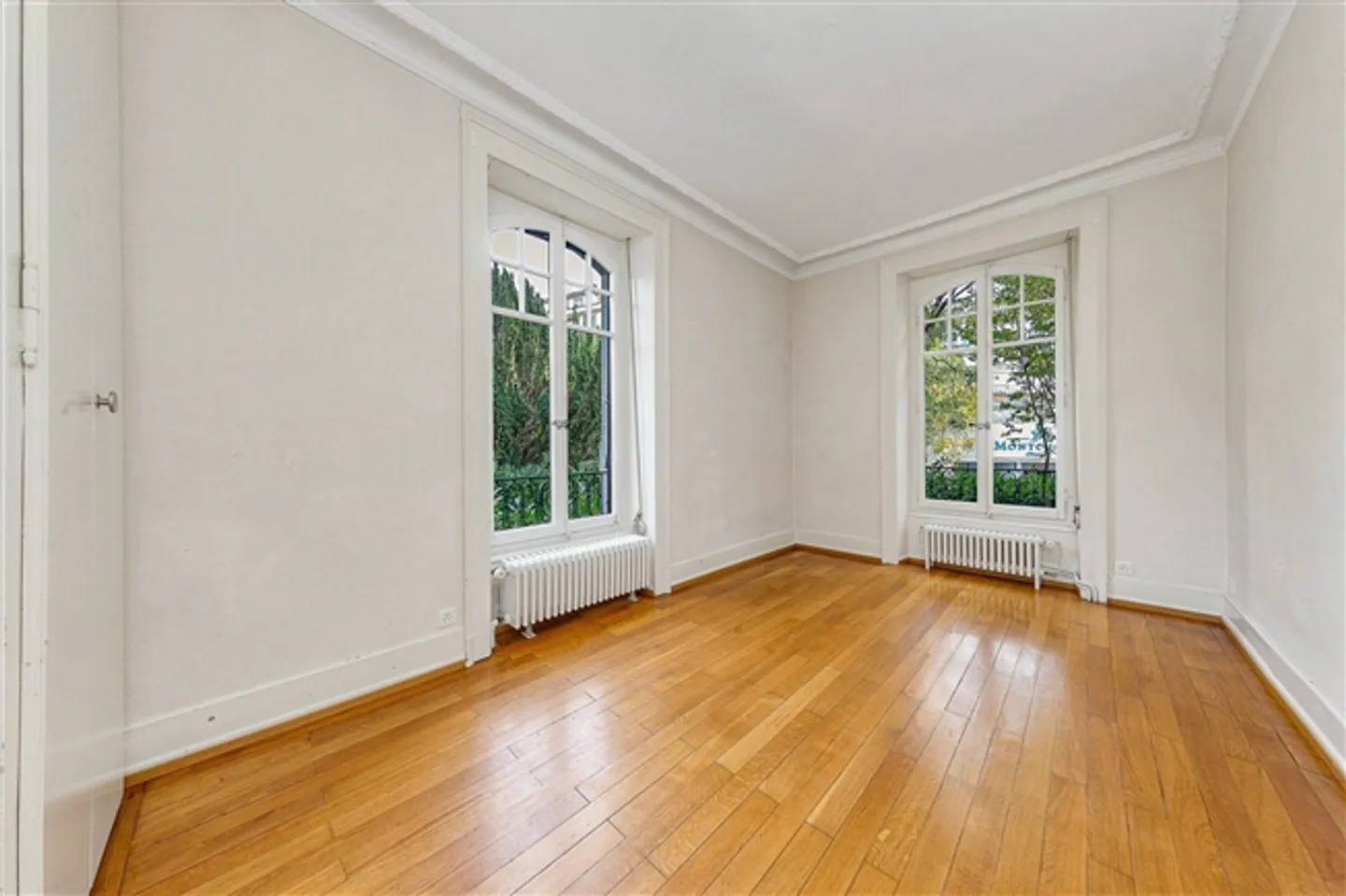 In the Heart of the City Beautiful 5.5 Room Apartment in Hausmann Style with Garden - Photo 6 of 9