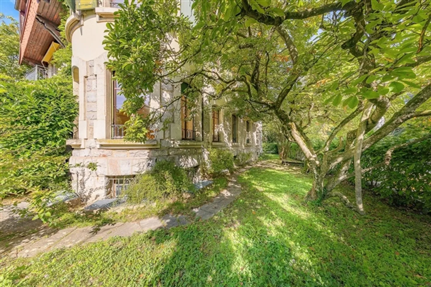 In the Heart of the City Beautiful 5.5 Room Apartment in Hausmann Style with Garden - Photo 8 of 9