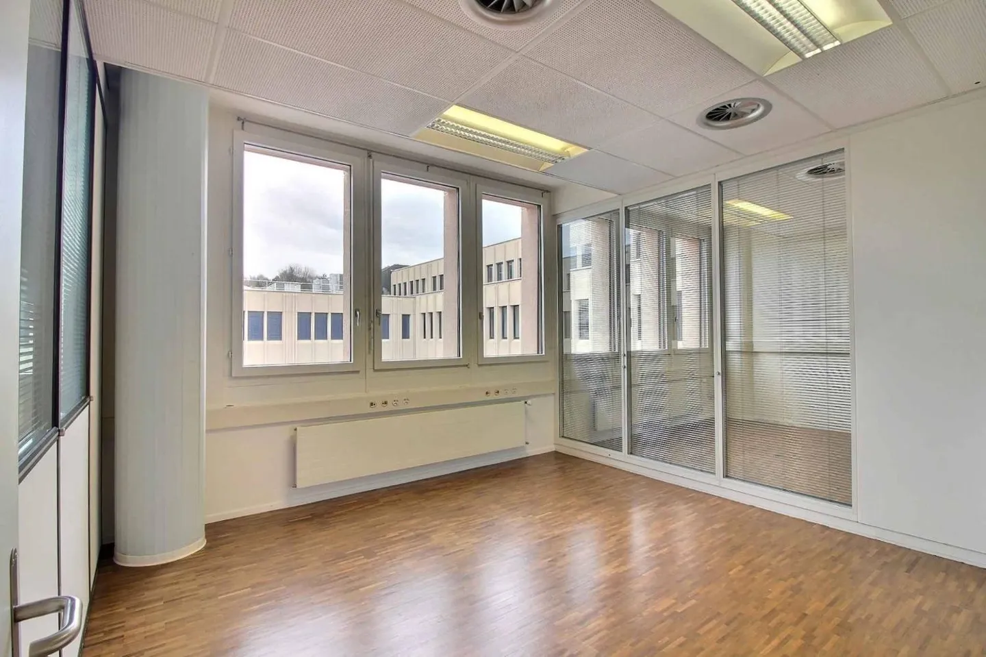 BEAUTIFUL ADMINISTRATIVE AREA OF 186 M2 - Photo 8 of 9