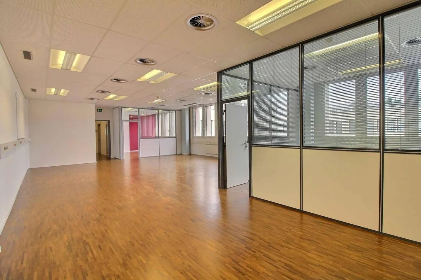 BEAUTIFUL ADMINISTRATIVE AREA OF 186 M2 - Photo 3 of 9