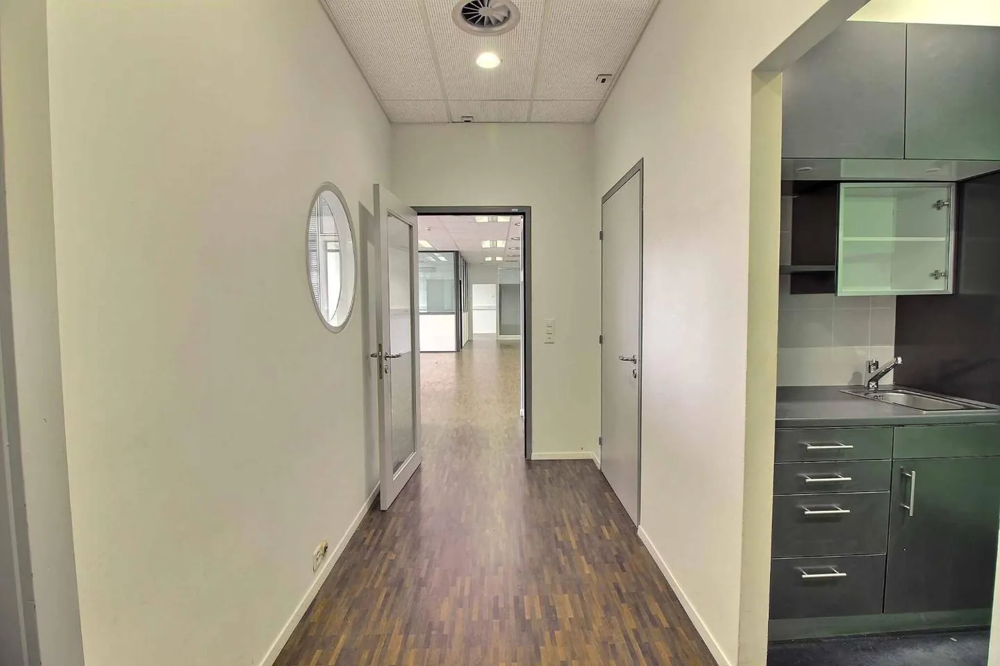 BEAUTIFUL ADMINISTRATIVE AREA OF 186 M2 - Photo 6 of 9