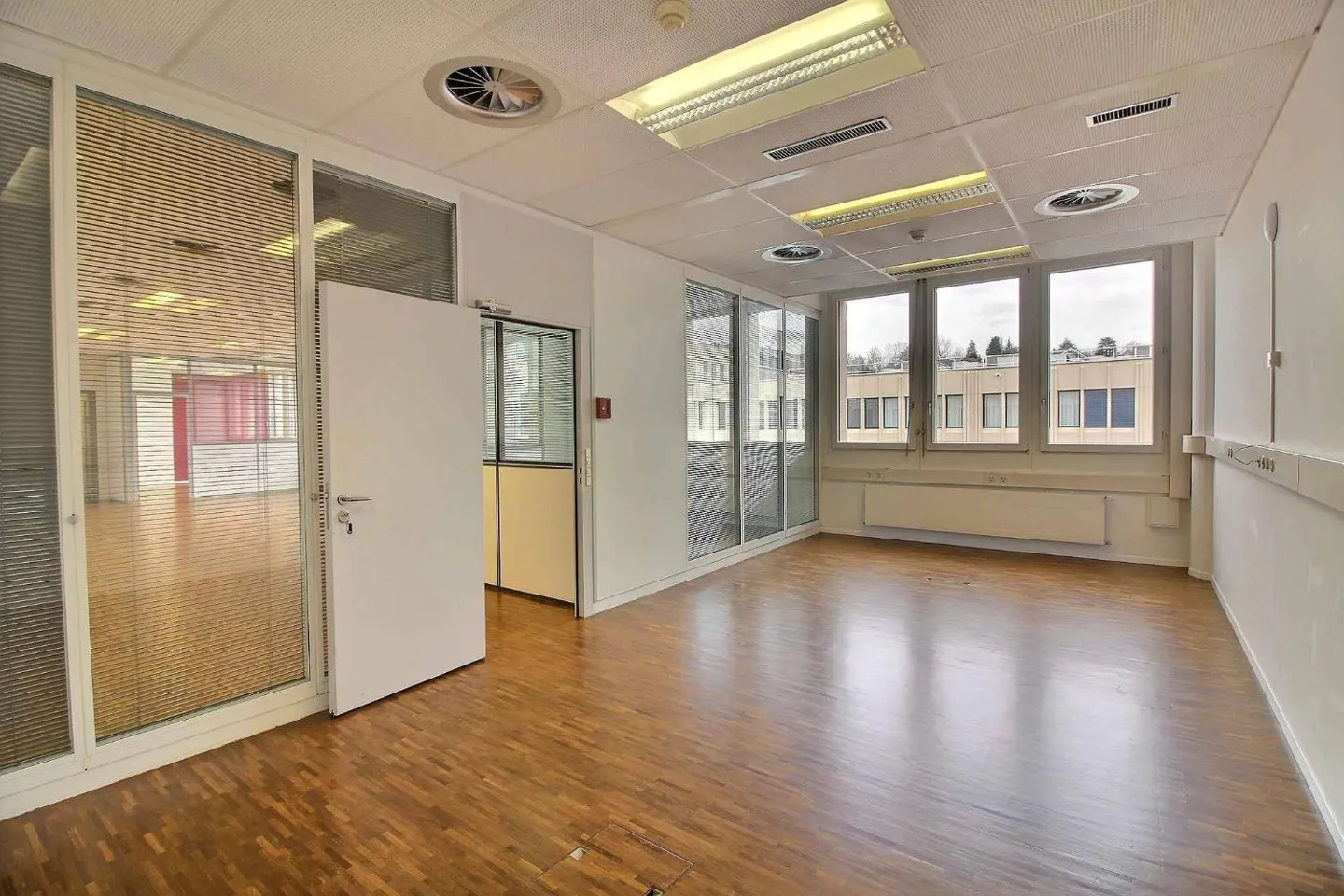 BEAUTIFUL ADMINISTRATIVE AREA OF 186 M2 - Photo 7 of 9