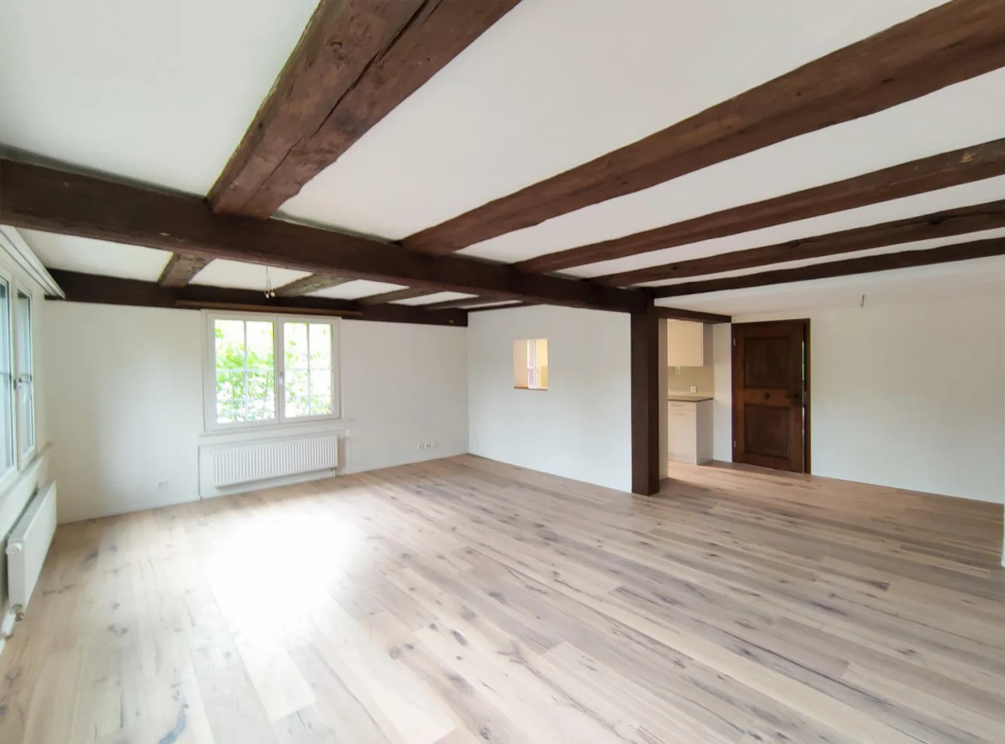 Appartement de 3.5 pièces entièrement rénové dans une maison à colombages historique - Photo 2 sur 10