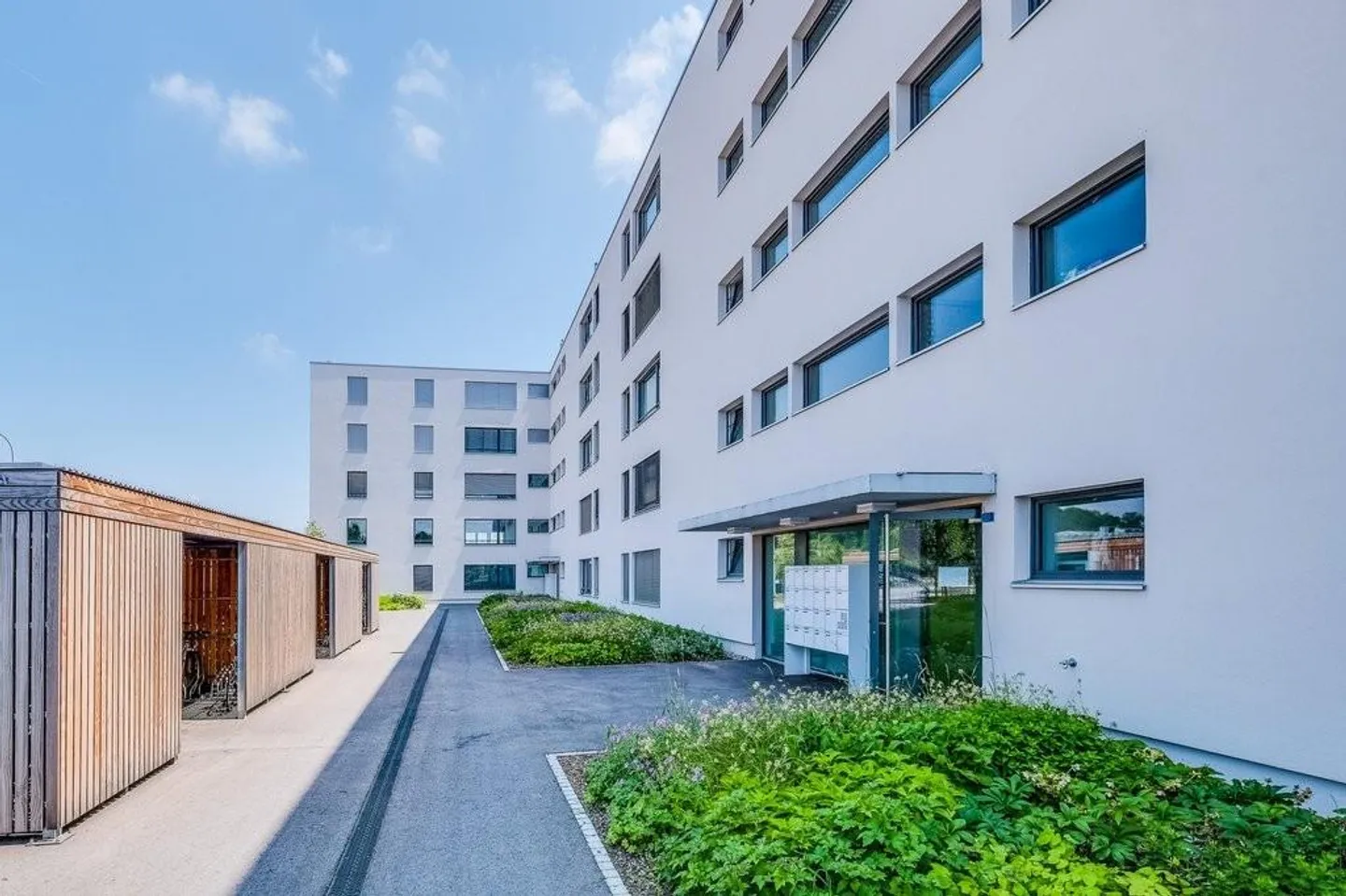 Appartement ensoleillé dans un quartier familial recherché - Photo 1 sur 5