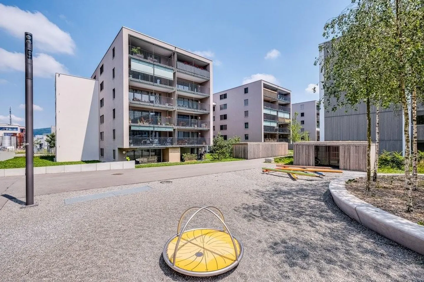 Appartement ensoleillé dans un quartier familial recherché - Photo 2 sur 5