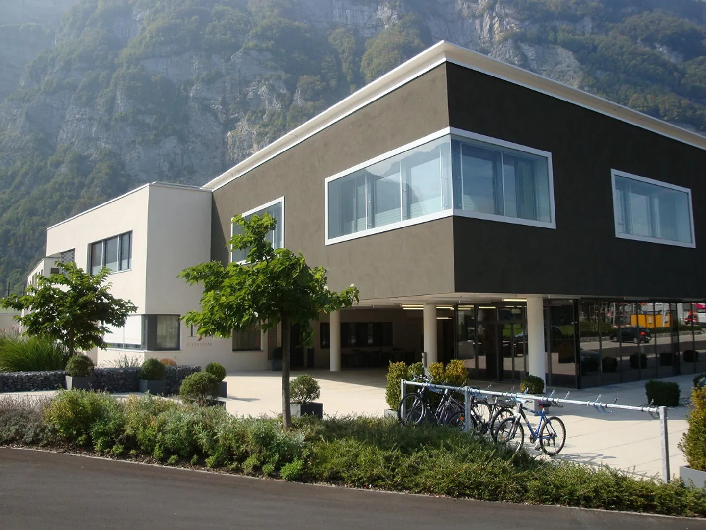Locaux commerciaux dans un emplacement de choix à Glarnerland - Photo 1 sur 1