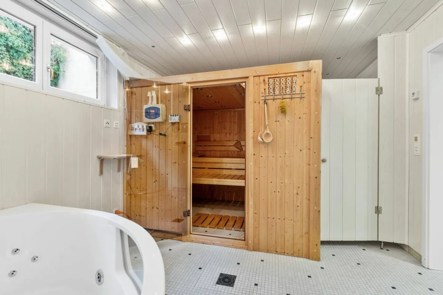 Detached single-family house with swimming pool, sauna, hobby room and large garage! - Photo 8 of 13