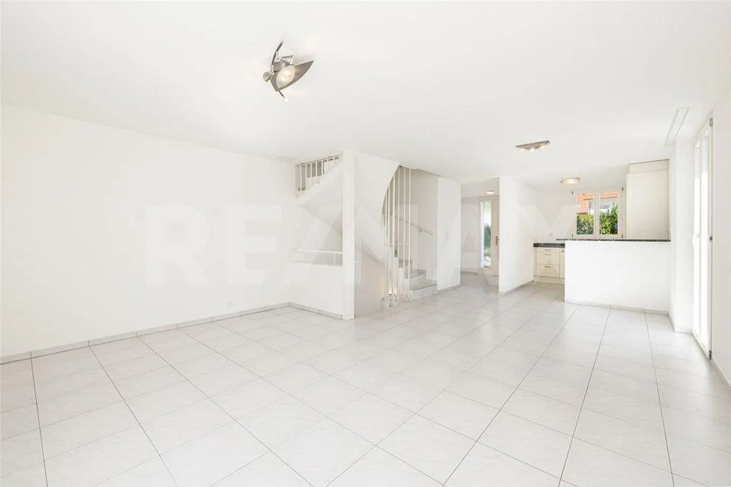Spacious living with light-filled rooms - Photo 4 of 13