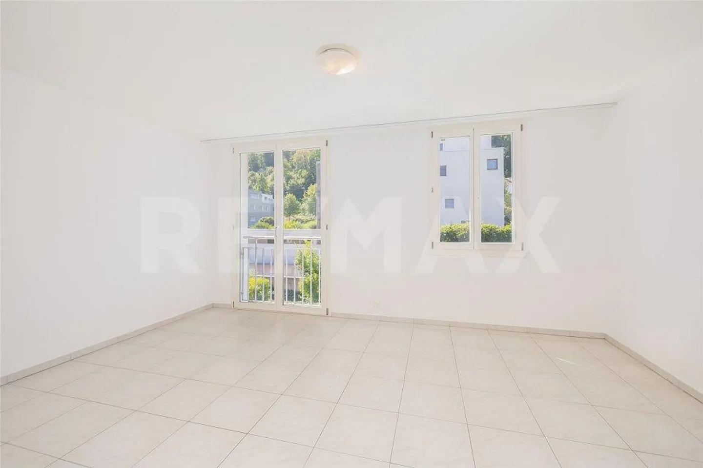 Spacious living with light-filled rooms - Photo 6 of 13