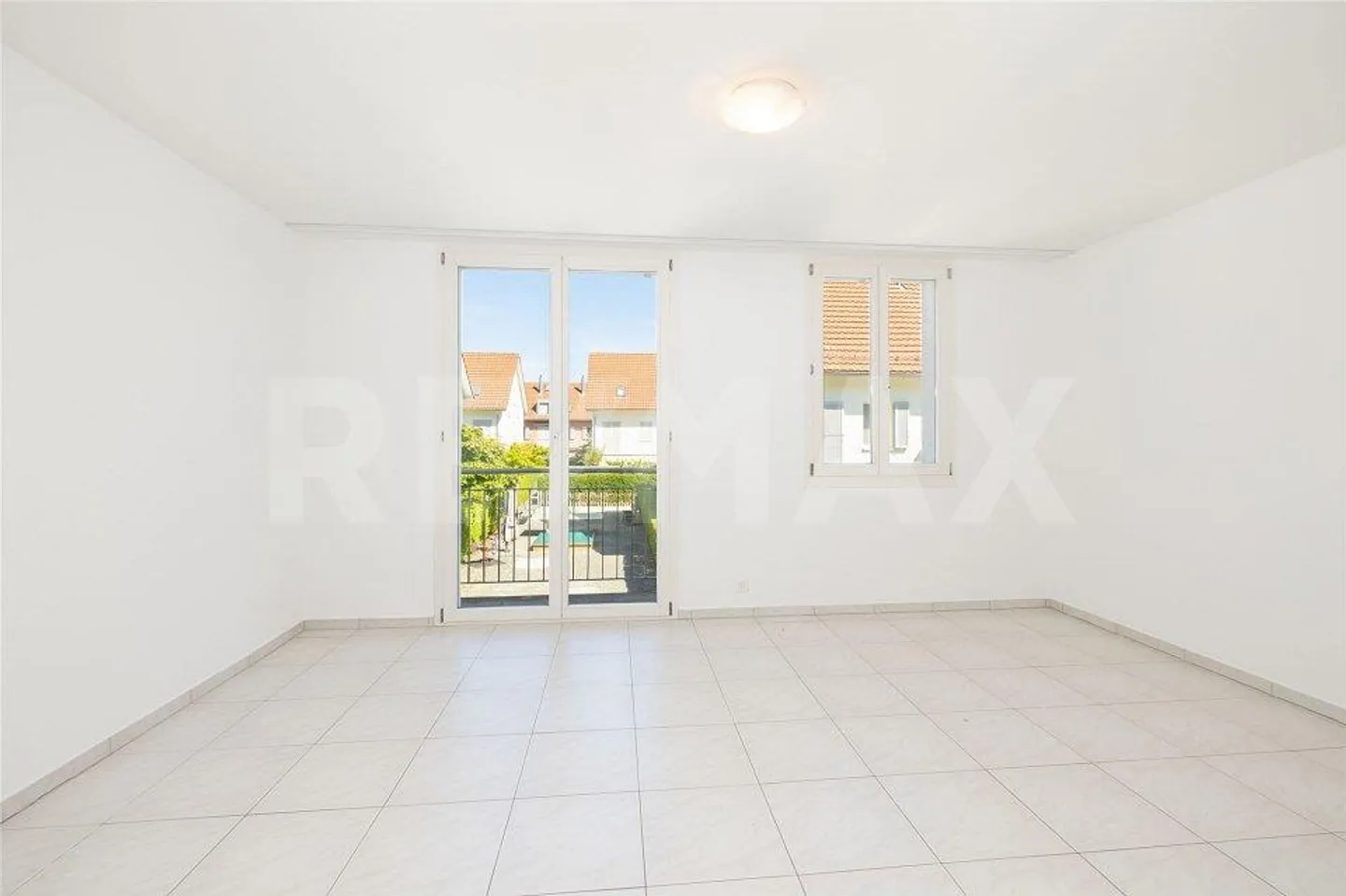 Spacious living with light-filled rooms - Photo 7 of 13