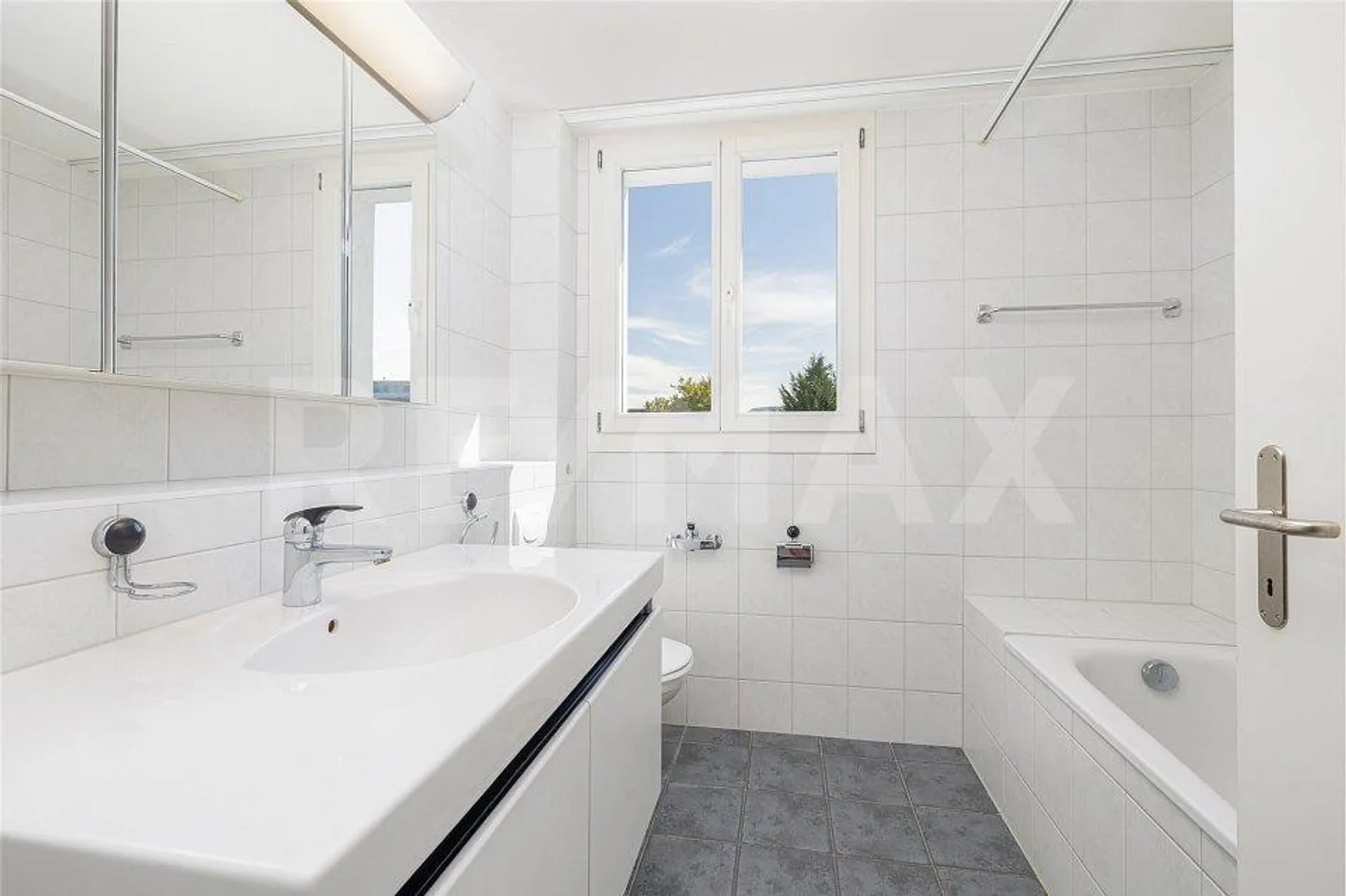 Spacious living with light-filled rooms - Photo 8 of 13
