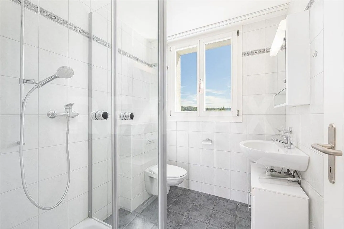 Spacious living with light-filled rooms - Photo 10 of 13