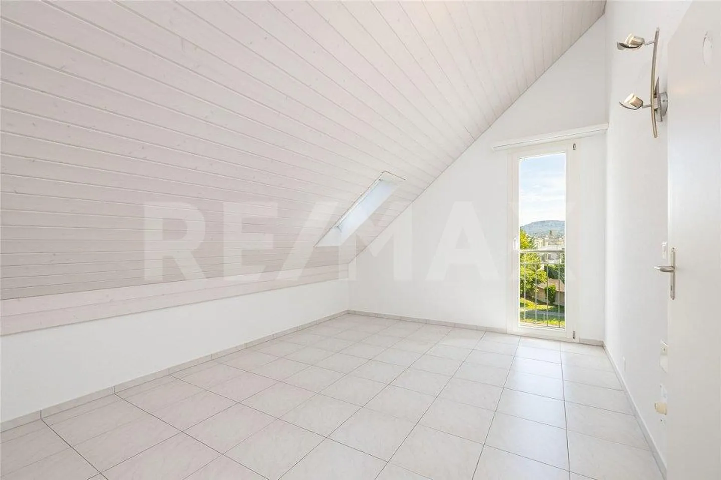 Spacious living with light-filled rooms - Photo 11 of 13